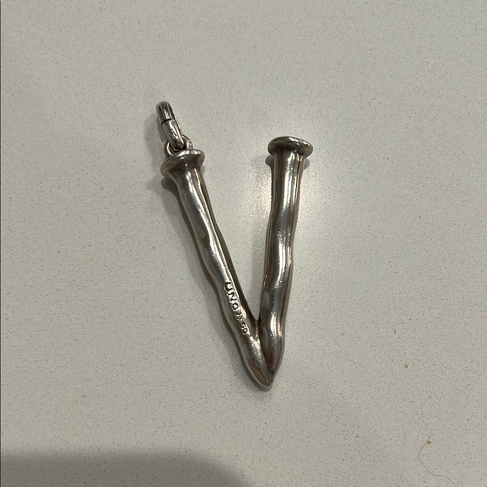 Uno de 50 Silver Nail Pendant V
